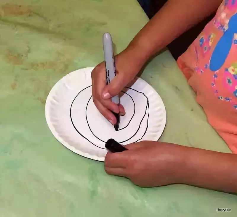 美工制作手提包一次性纸盘教案,美工区纸盘创意手工