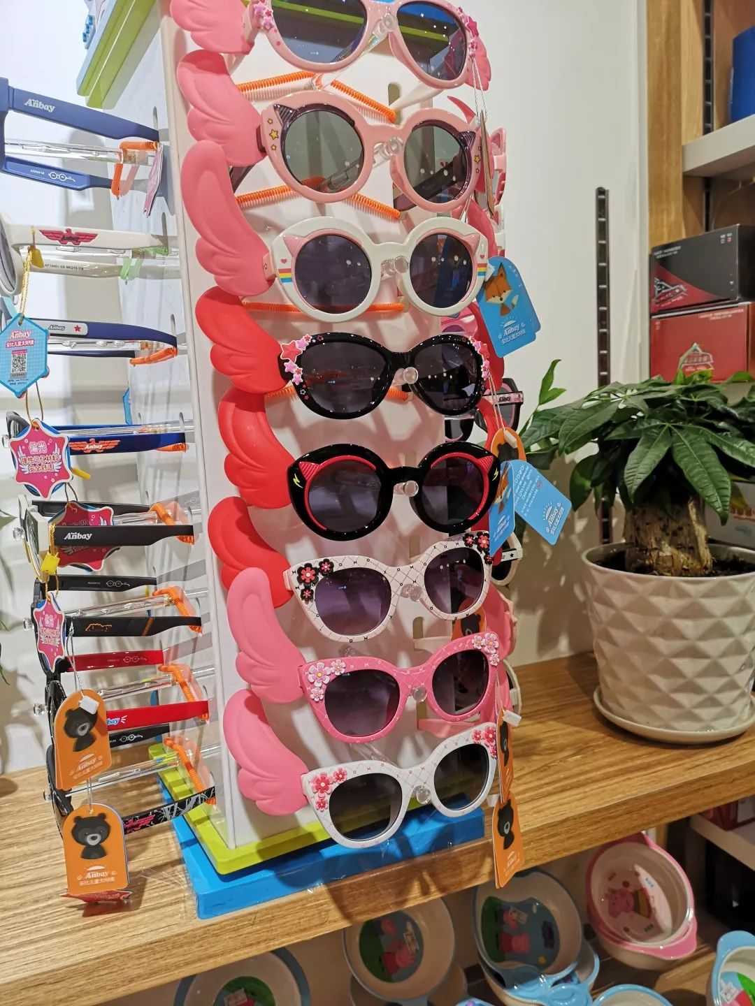 眼镜品牌排行榜前十名墨镜,给孩子怎么选太阳镜