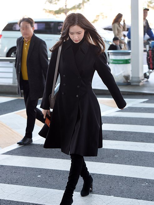 林允儿大风衣短裙穿搭,林允儿穿长靴的图片搜索
