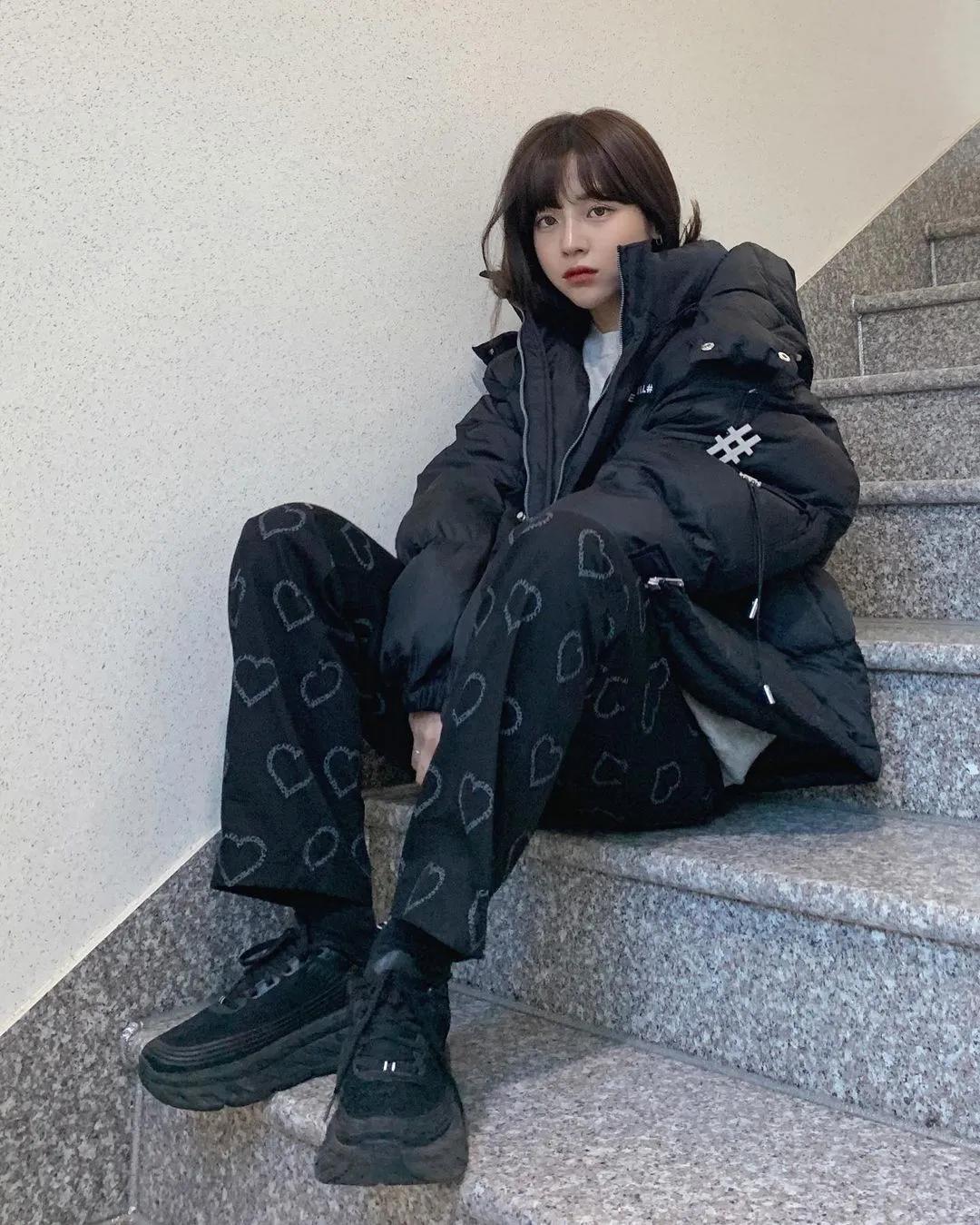 为什么韩国人总能把丑鞋穿成爆款，拍照技巧发色妆容，配饰少不了