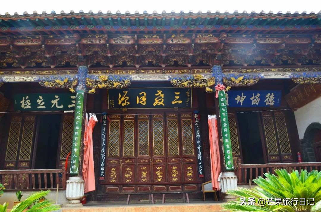 云南有块“天下第一雕”，手机拍照10元相机拍照50元，贵不贵？