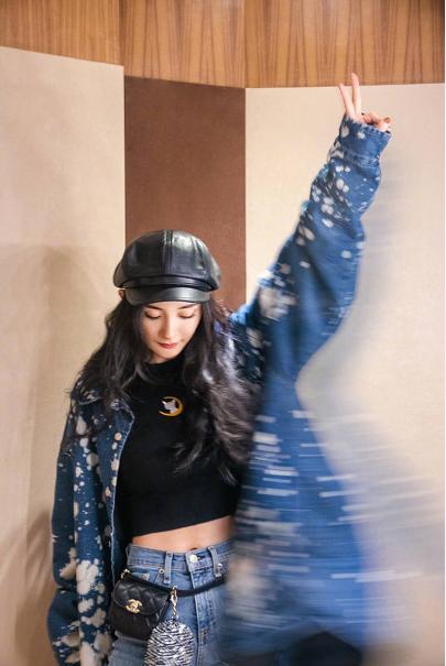 杨幂大胆挑战黑丝秀性感，细腰翘臀向卡戴珊看齐？逆天美腿超抢眼