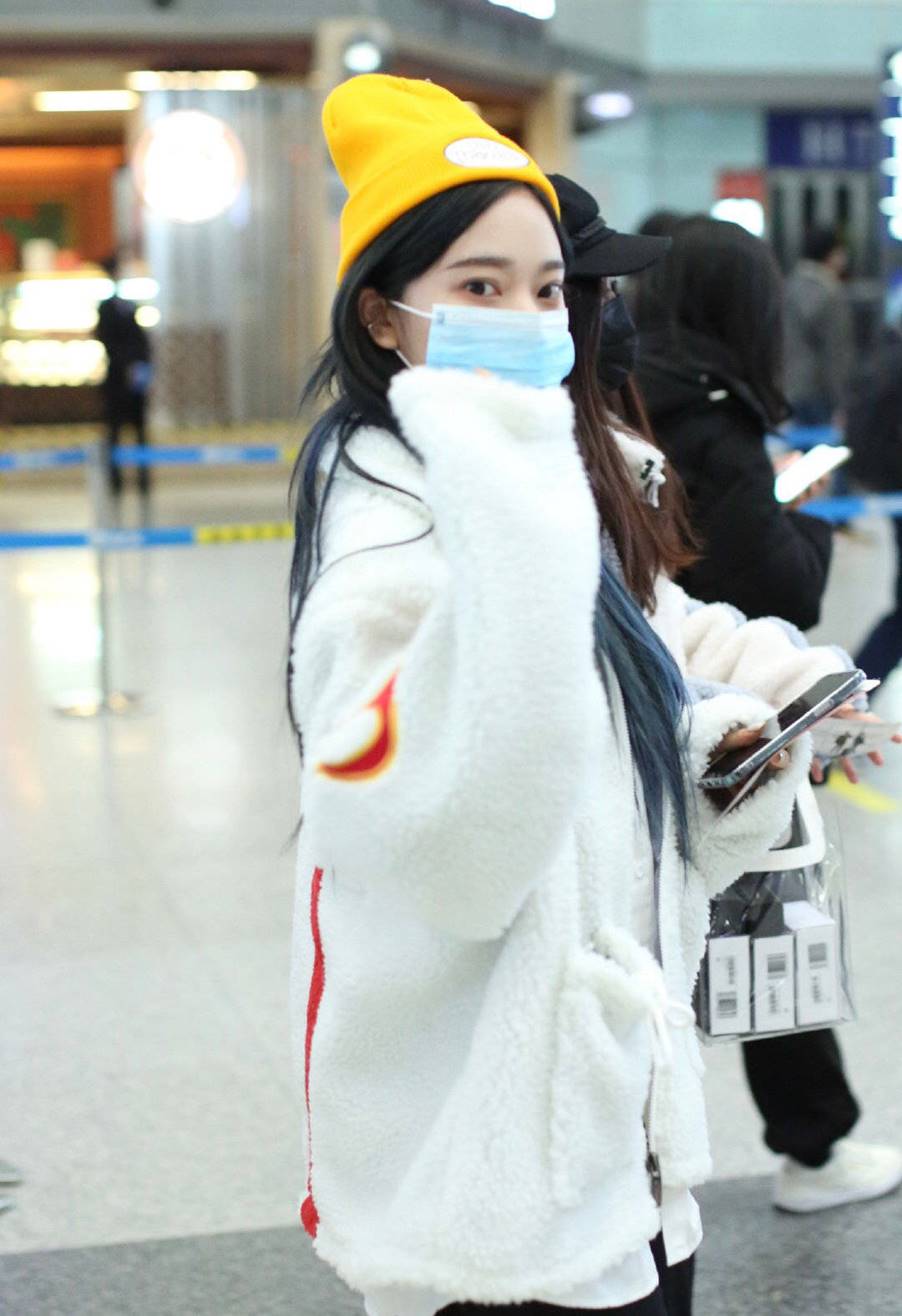 白鹿的冬季穿搭走的“乖乖女”路线，卡其色棉袄配紧身裤，很耐看