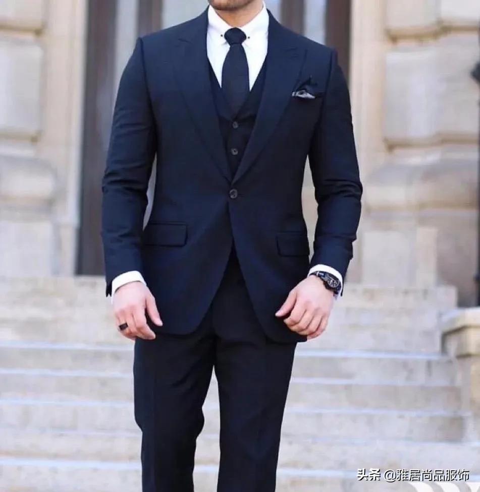 男士黑色西装搭配什么颜色打底衫,男士休闲西装外套怎么穿搭配好看