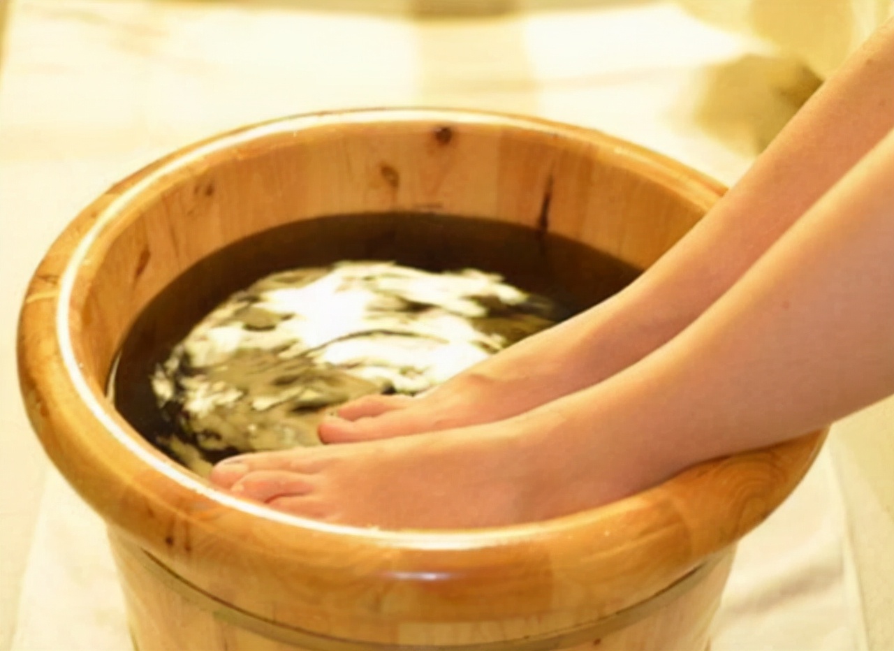 频繁用艾叶水泡脚的坏处,中年人可以长期用艾叶水泡脚吗