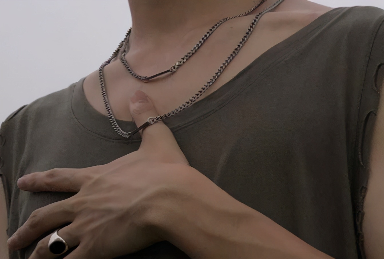 适合年轻人穿的男装品牌有哪些 (男士30到35岁十大轻奢男装品牌)