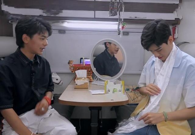 龚俊用毛巾擦头哼着歌,龚俊刮迪丽热巴鼻子第几集