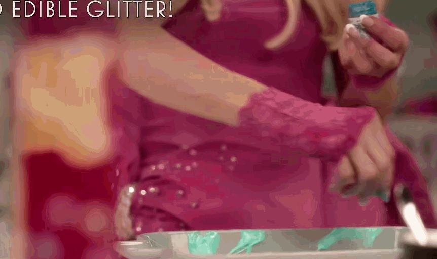 穿礼服下厨,戴镶钻口罩买菜?这位真名媛网红鼻祖,又再次爆红