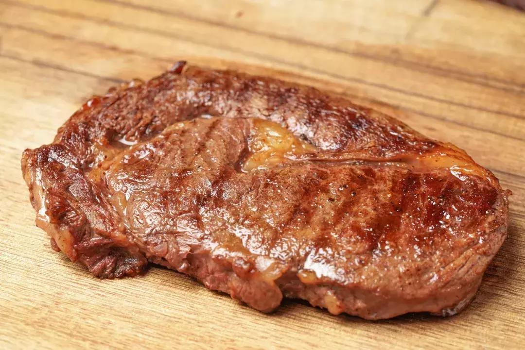 想让牛排够嫩又不太生？教你煎出7分熟完美牛排