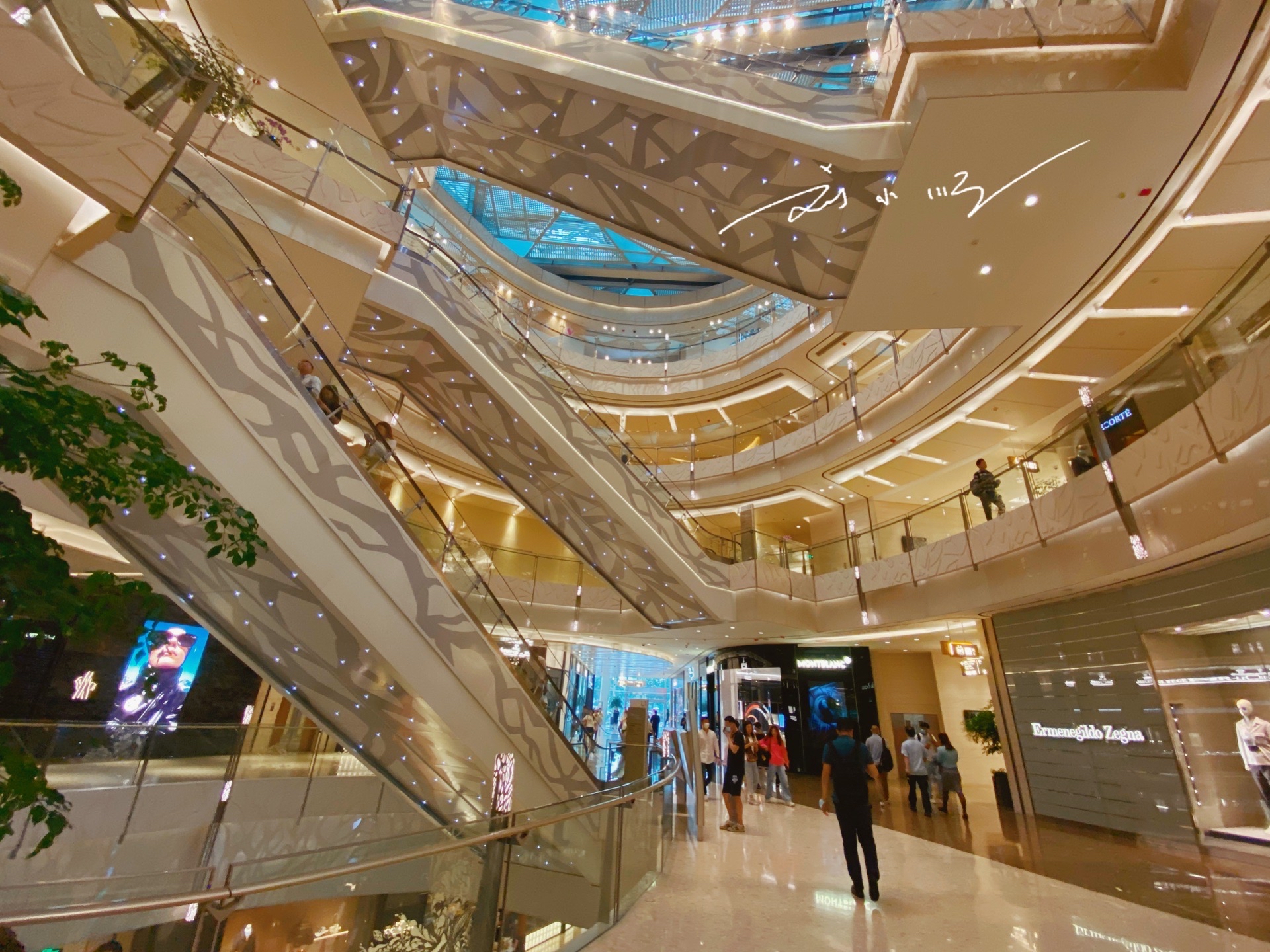 上海东方明珠塔周围哪个商场最大,上海魔都最大的商场