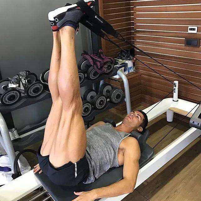 pilates普拉提器械训练,普拉提健身球卷腹