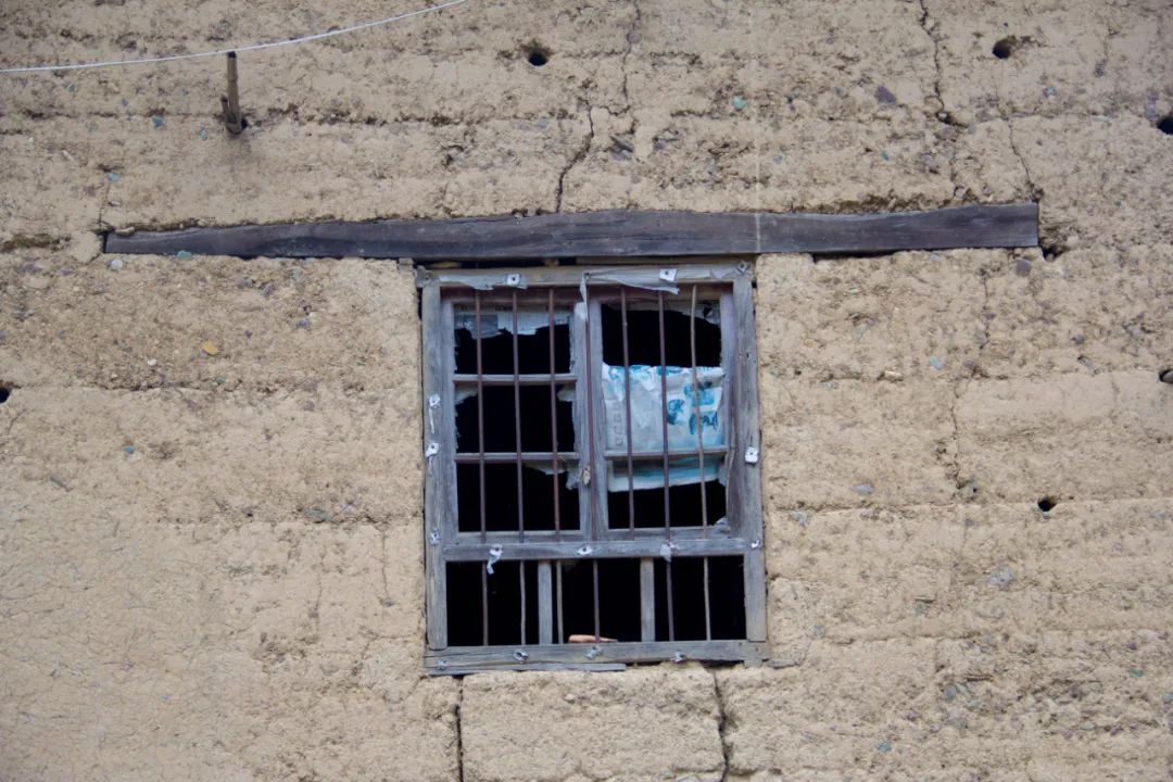 门窗比例不协调，门口出现的东西更不协调，秦岭这栋老房子有故事