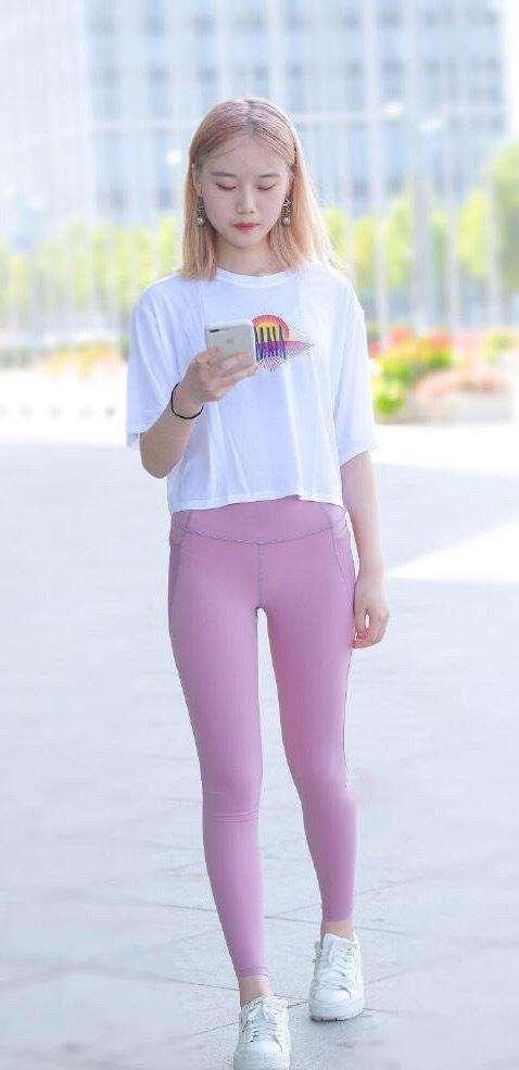 破洞裤穿搭气质,穿搭打底裤尽显时尚美感