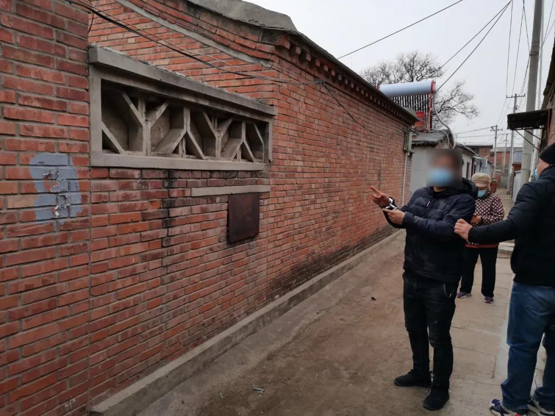 彻底慌了！囧贼得手后，手机落下了……