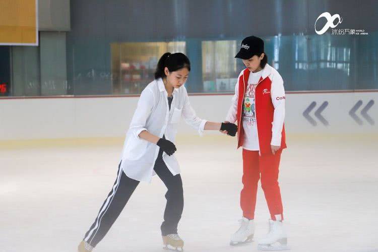 深圳万象天地缤纷万象滑冰场,深圳新开业溜冰场推荐