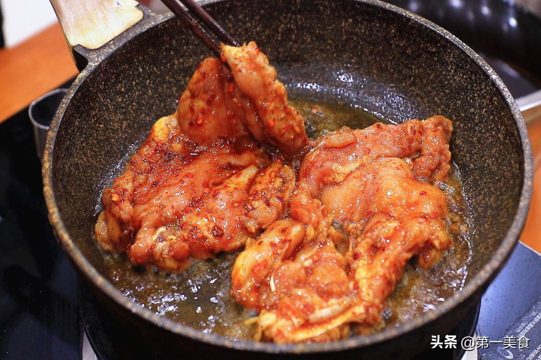 外边卖的鸡排自己制作,外面两块钱的鸡排是怎么做的