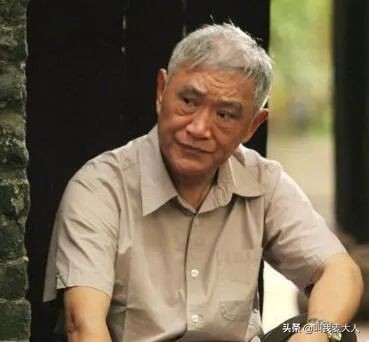 让陈道明屈膝弯腰,让张国立冯小刚起立的老兵