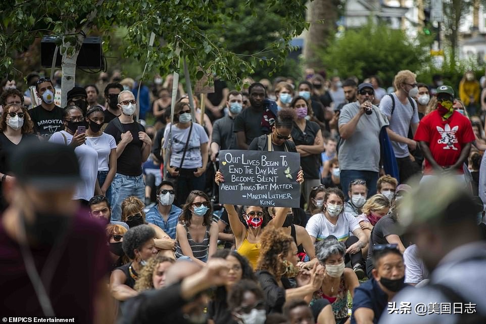 英国抗议人群与警方爆发冲突,英国白人右翼和反种族主义