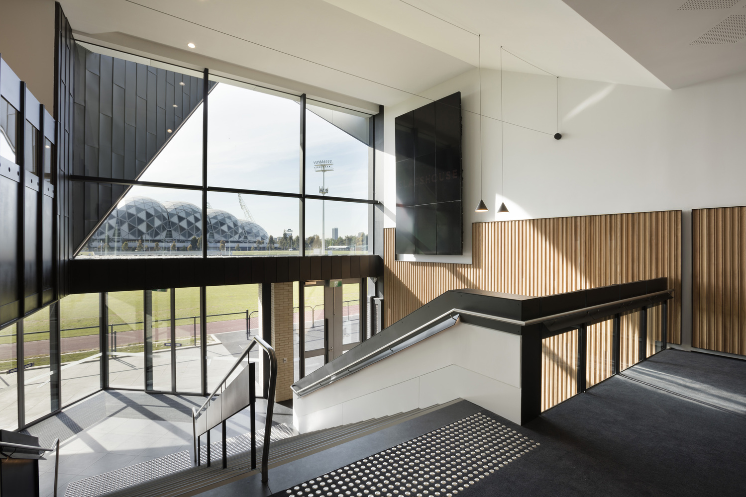 婢冲ぇ鍒╀簹glasshouse,婢冲ぇ鍒╀簹绀惧尯涓績