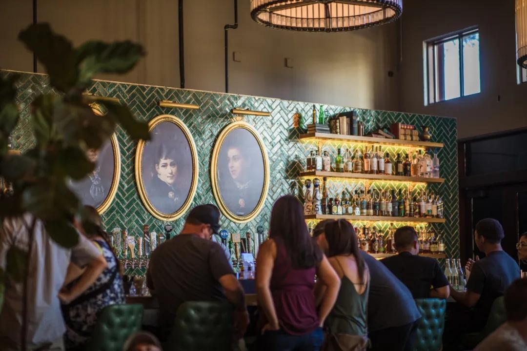 病毒放不倒英国人,酒可以