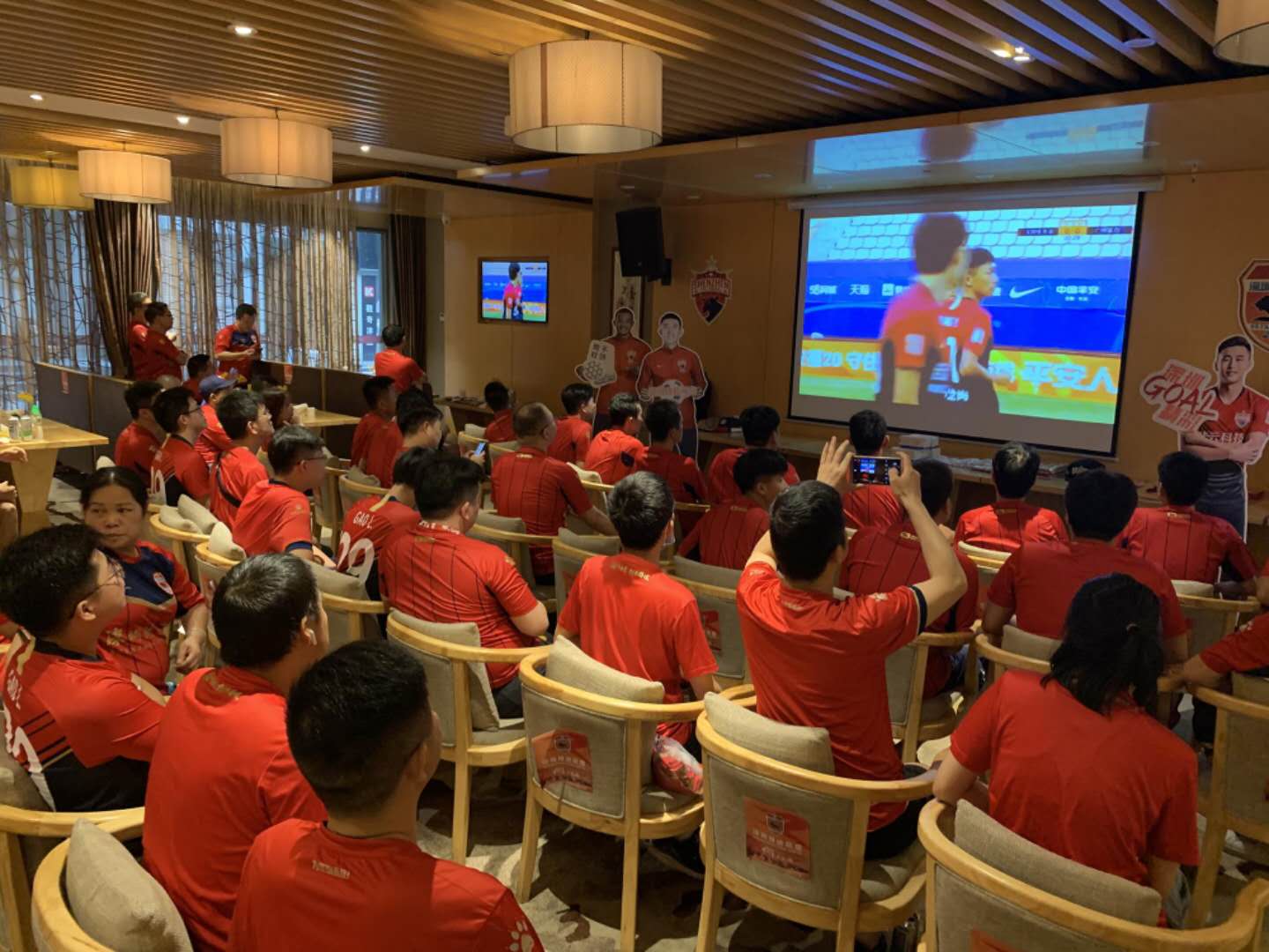 开赛在即球迷为球队加油助威,让更多的球迷走进现场为球队加油