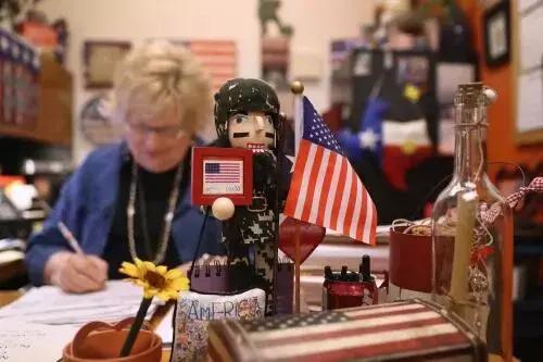 美国华裔帮朋友忙却丢了绿卡！你的人情在违法，污点背终生！