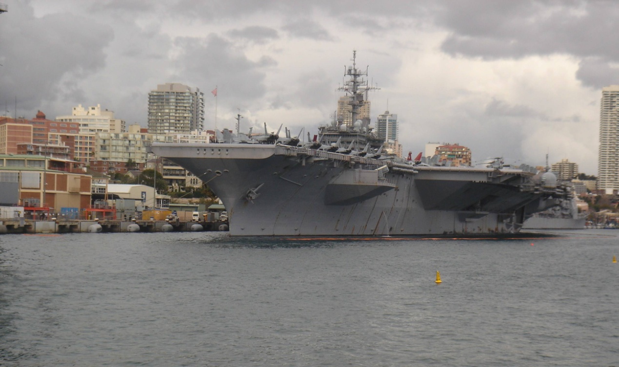 排水量80000余吨,排水量达到惊人的12万吨