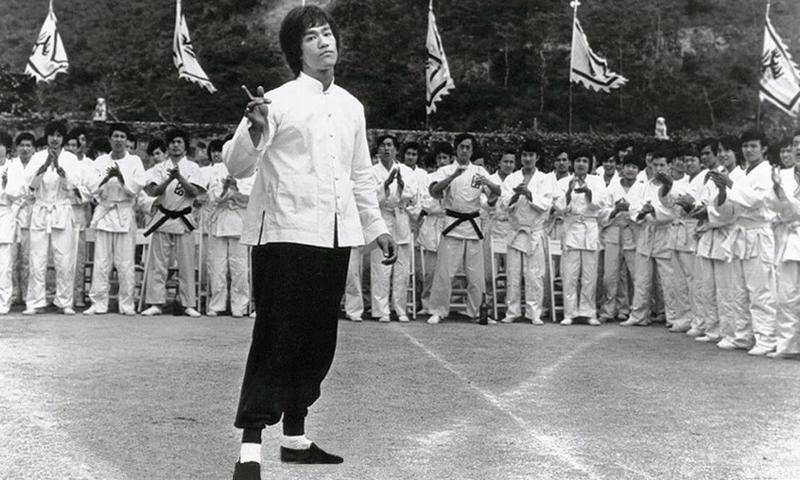 李小龙传奇打黑社会老大,李小龙传奇第一次打倒黄皮小子