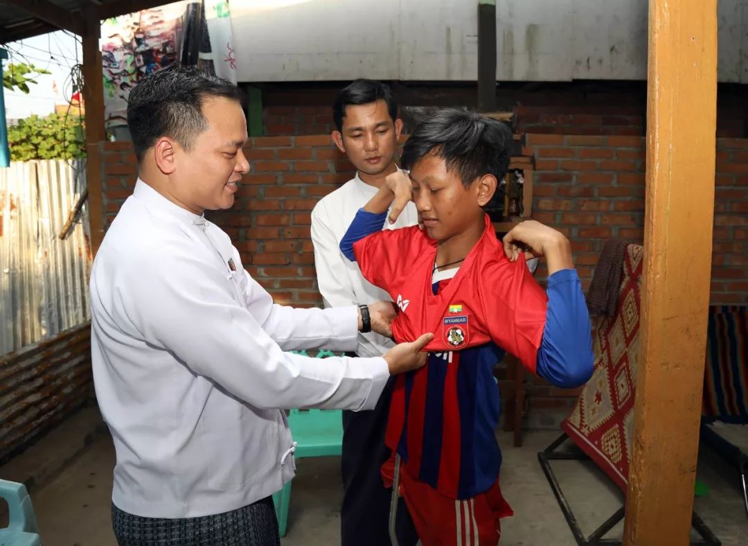 韪㈣冻鐞冪殑灏忕敺瀛╂湁澶氬竻,鎴戝彧鏈変竴鏉¤吙