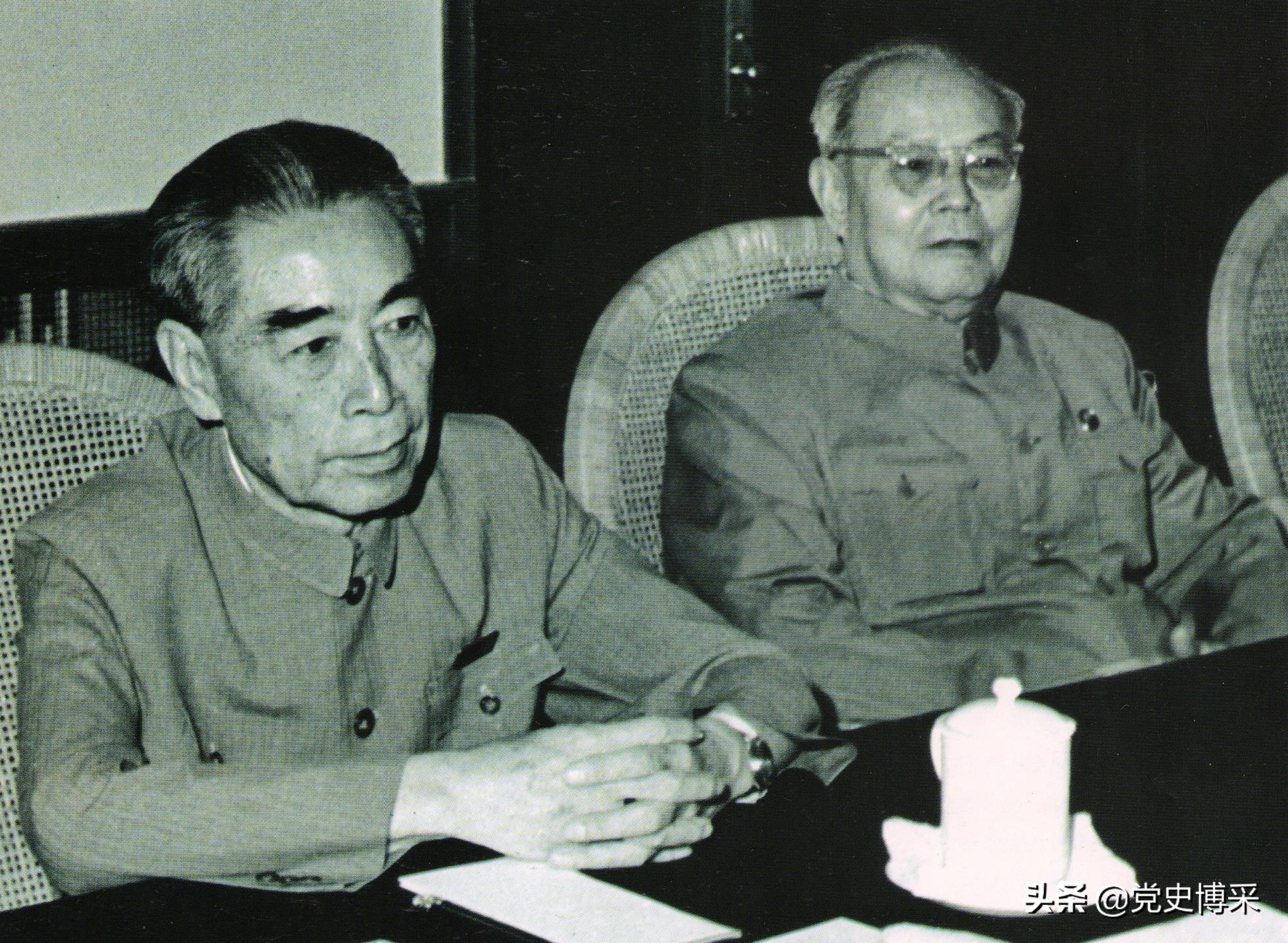 重病后的周恩来与*剑英叶**，每次手术*剑英叶**都守候在手术室旁