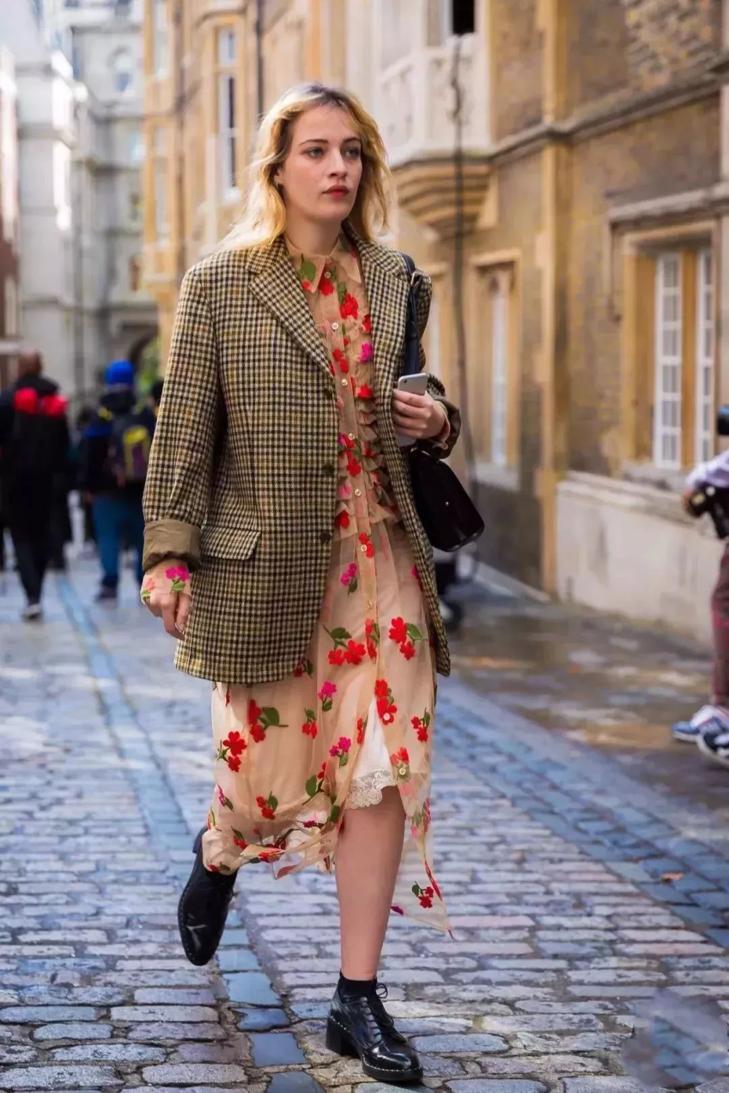 最近火了一种穿法，叫“裙子+外套”，时髦又高级，关键还显气质