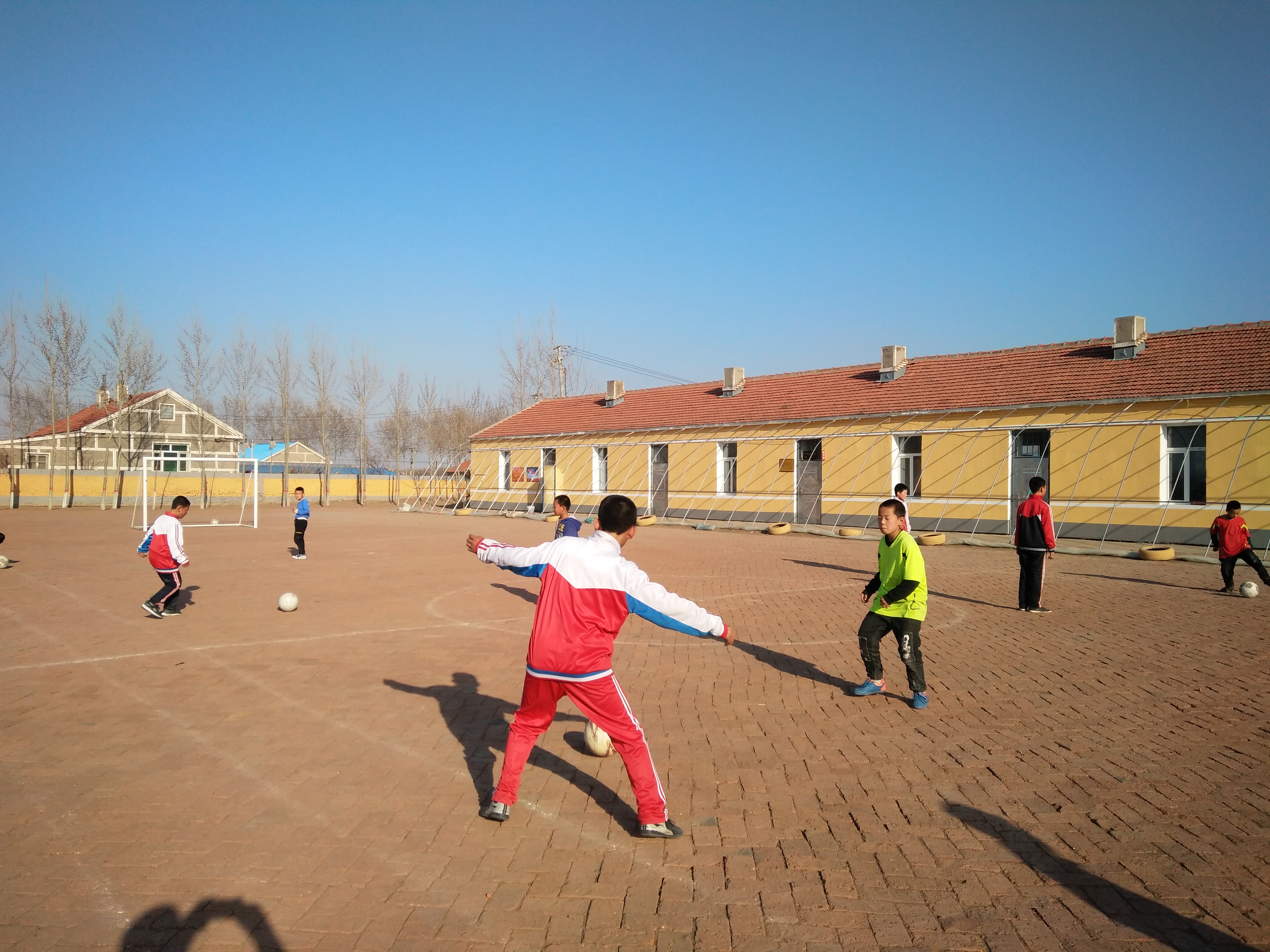 村小足球队第一次踢草皮场，小球员们兴奋地说，这个摔倒不疼