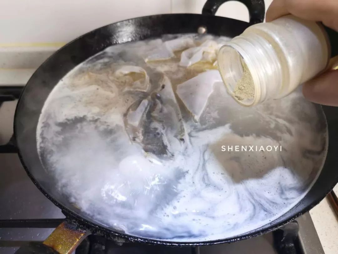 清汤鱼要怎么煮汤才会白,如何让鱼煮得更白汤