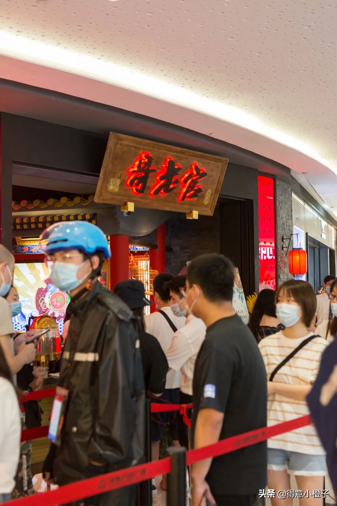 一来就火!哥老官、颜如晶炸鸡店再现排队名场面,亲测...