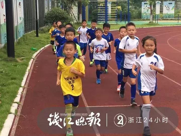 在40度的高温下遛娃的一天,36度高温带着孩子爬山