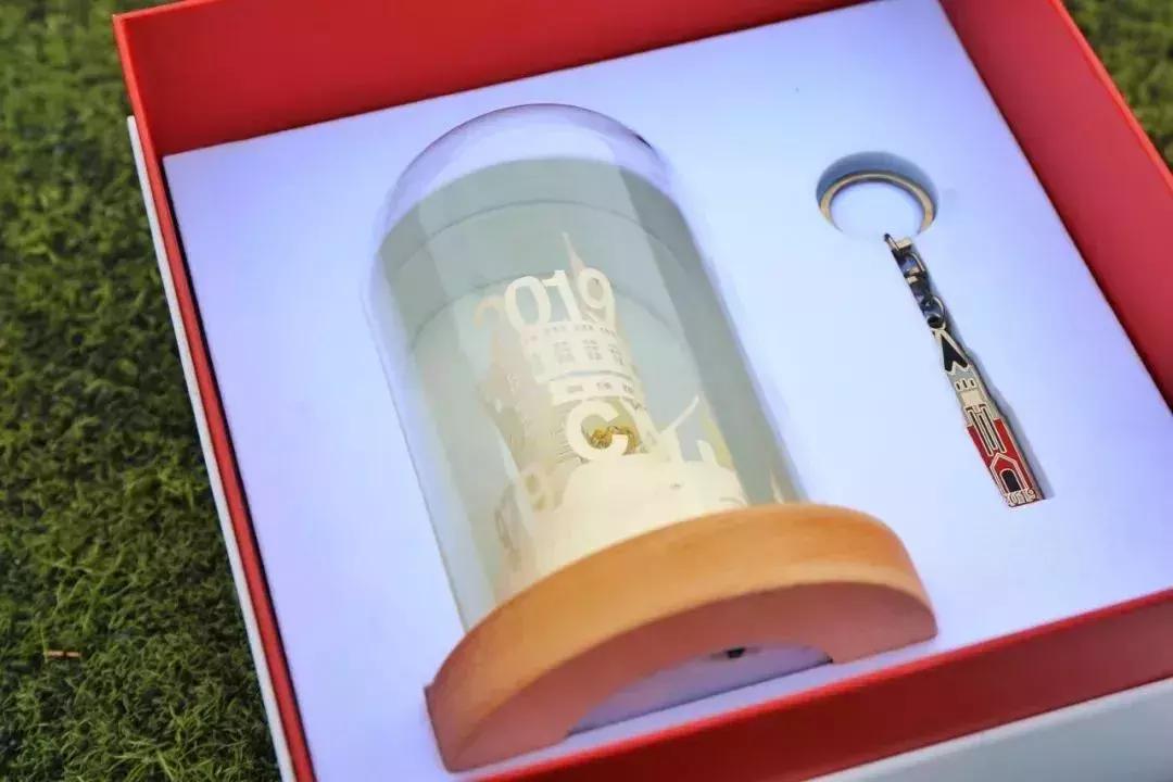 高校定制17000枚戒指送毕业生,硬核大学开学送戒指