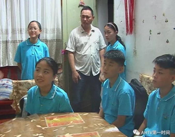5胞胎上初中,五胞胎被分到5个班爸爸称怕淘气