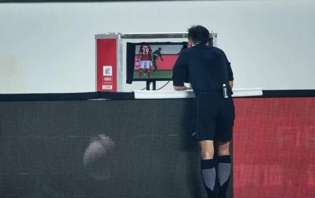 区别对待？粤媒质疑VAR：天海有点“冤”保利尼奥判犯不严谨