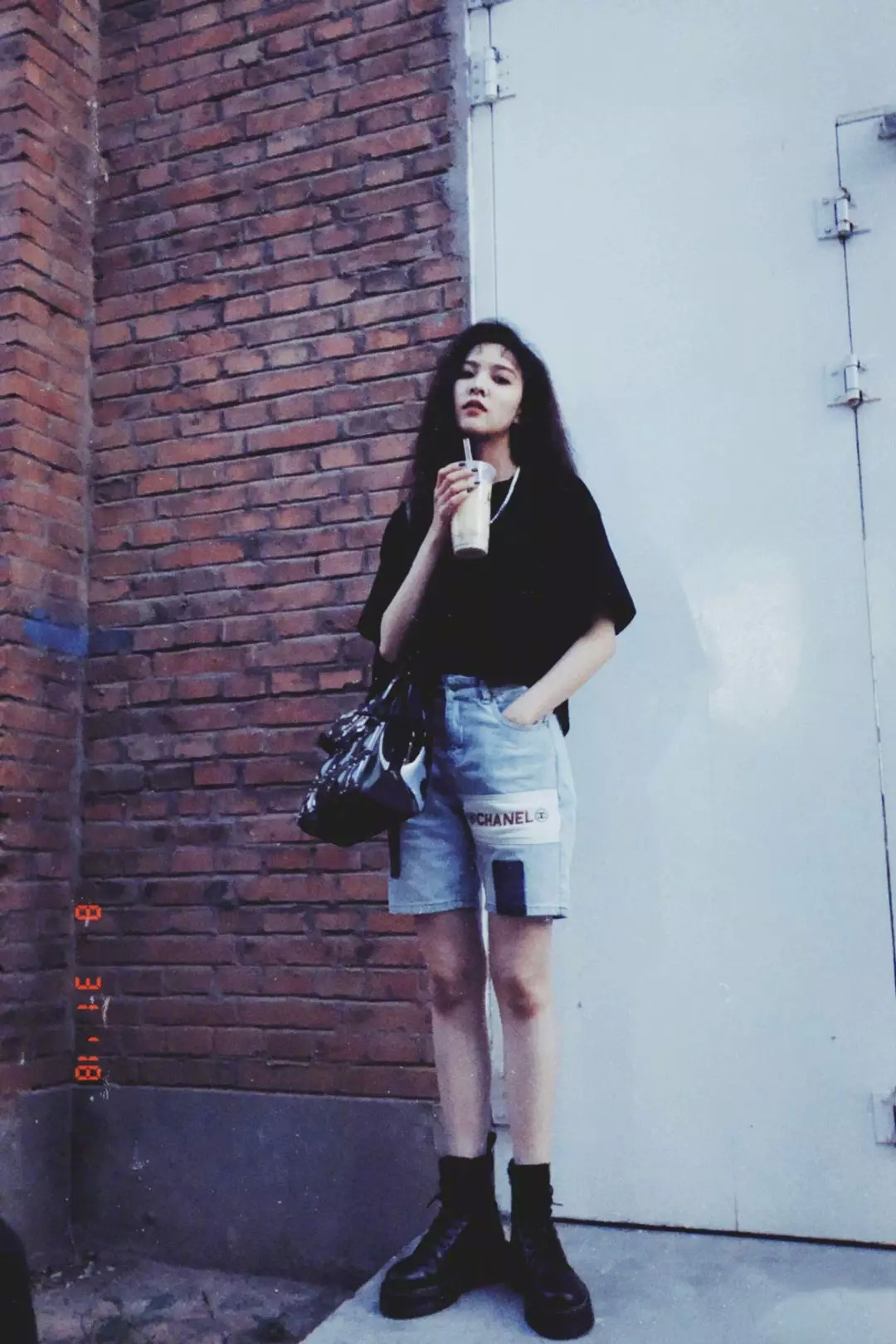 一点也不热,酷妹的马丁靴里都有空调