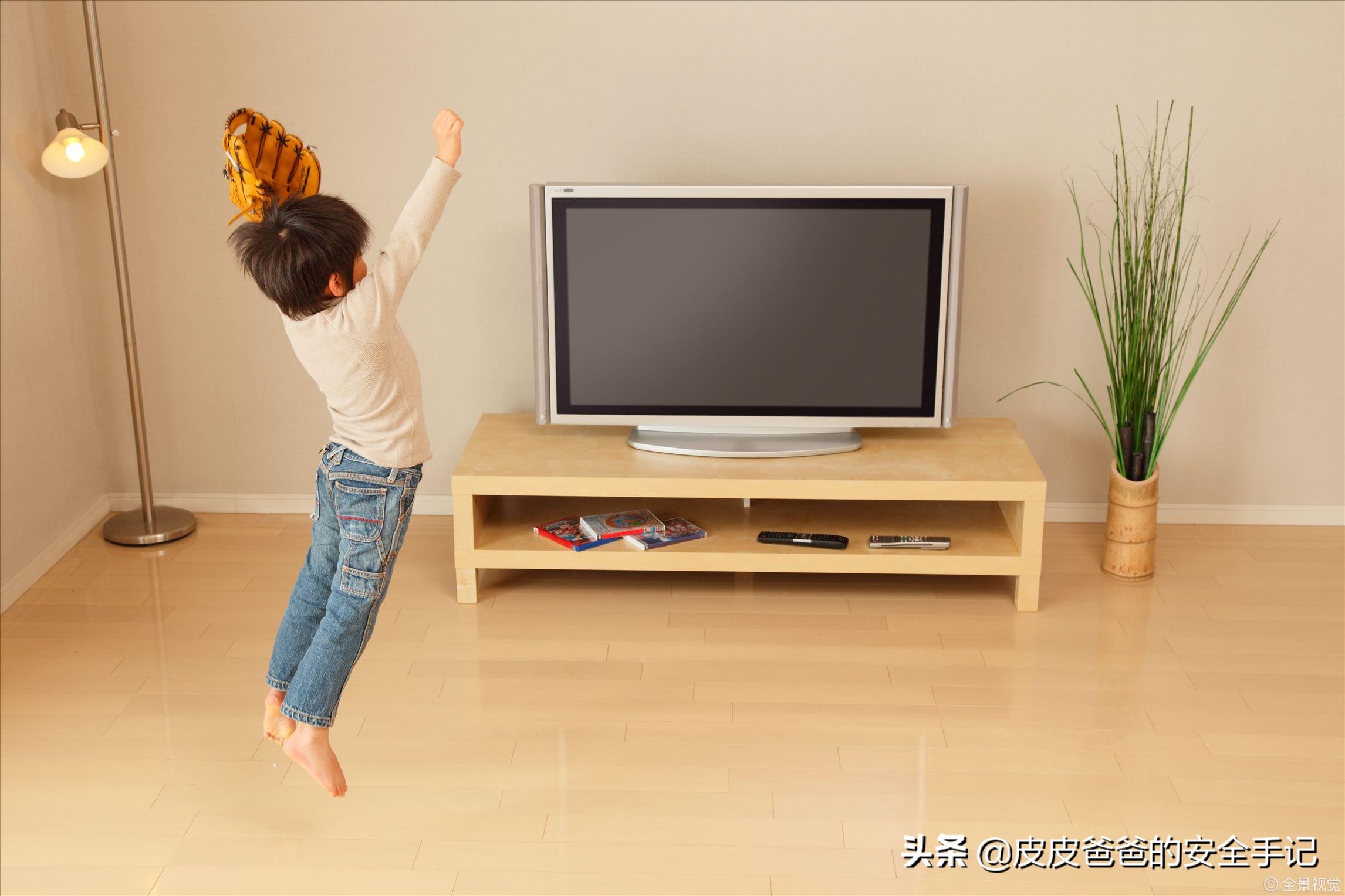 孩子不睡觉是体力没耗完，3种不需老年人体力的陪孩子运动方法