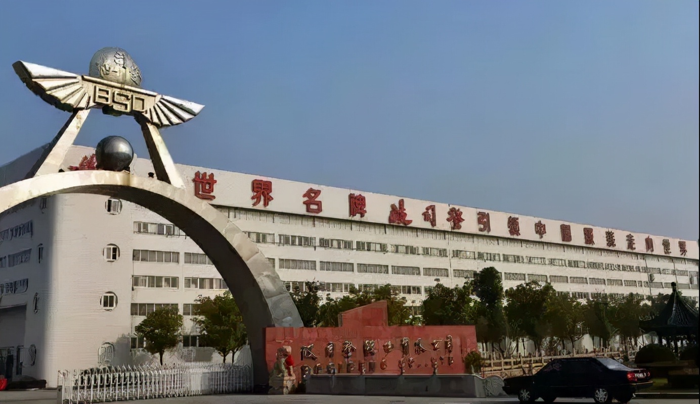 8台缝纫机起家，现年赚135亿：他用45年把波司登做到了全球第一