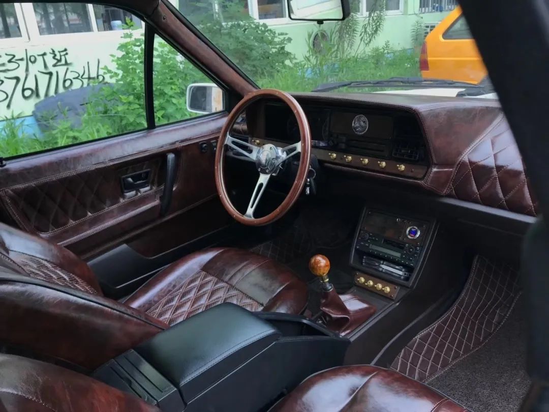 同时拥有好几辆摩托车,同时有多辆越野车