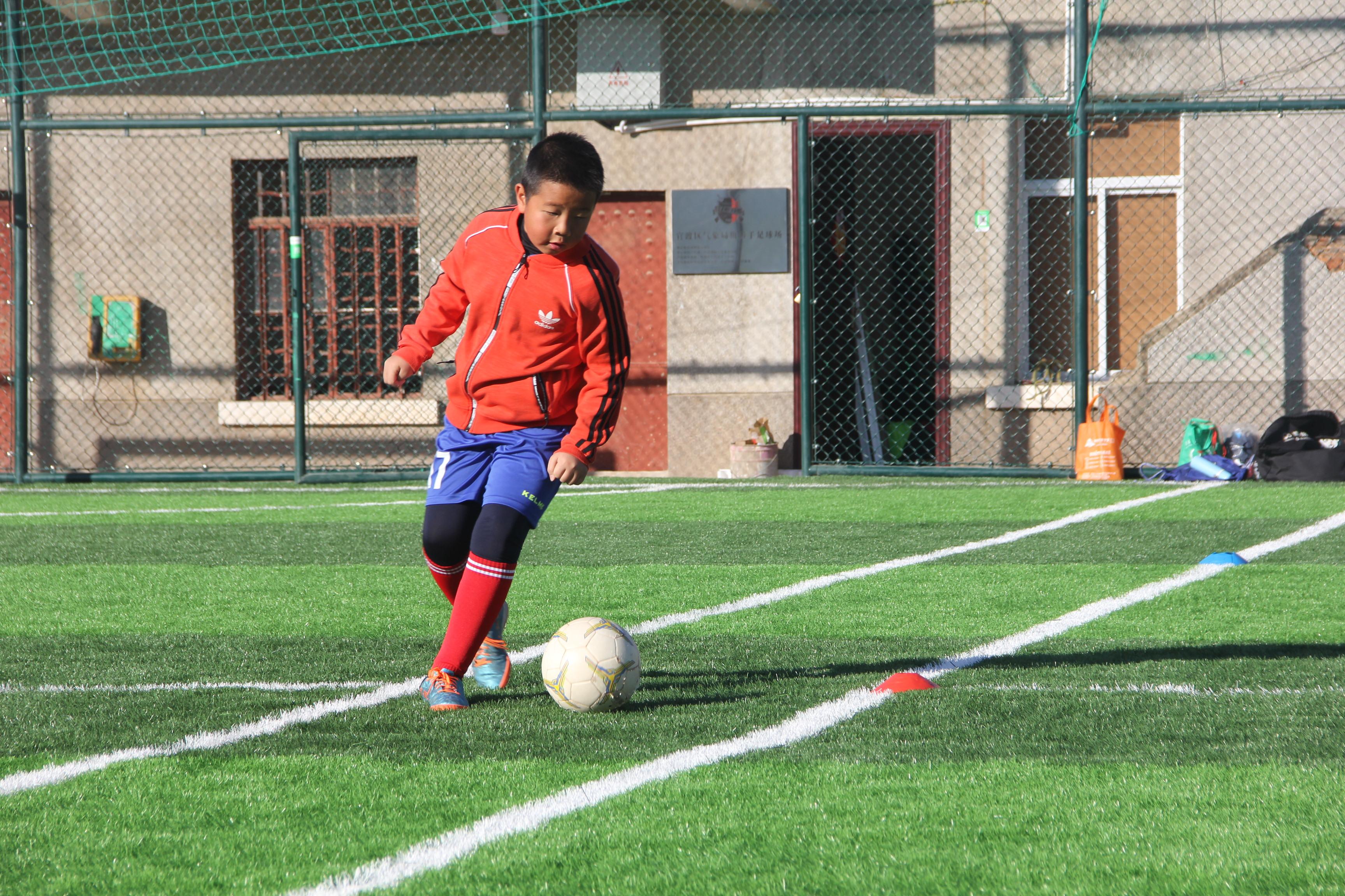 脚弓传球详细讲解,用脚弓踢直线球的技巧