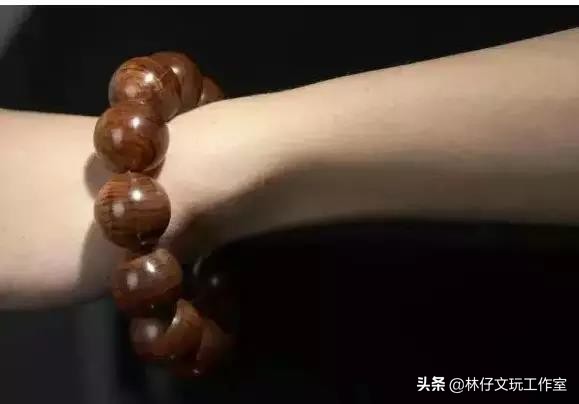老山檀香手串男士戴多大尺寸,男士戴牦牛角手串多大尺寸的