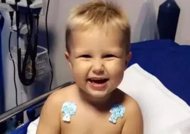 小孩吃吐血口香糖吓坏妈妈了,小孩吞下口香糖大哭