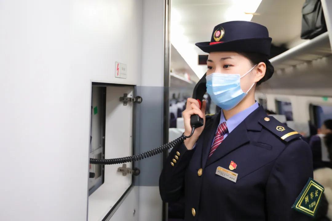 火车列车员和列车长怎么分辨,列车长和列车员有什么区别