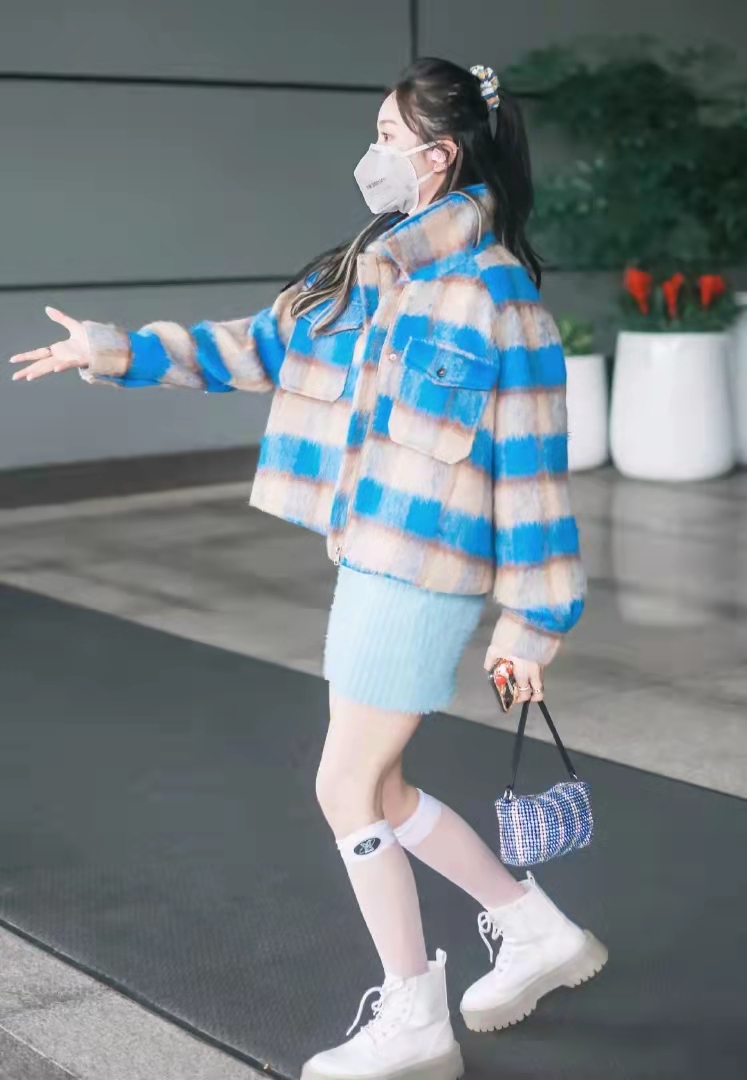金喜善冬装街拍,44岁金喜善针织衫配长裙