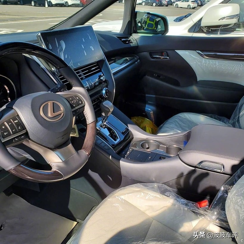 雷克萨斯LM售价公布,推出两款车型,价格分为116.6万和146.6万