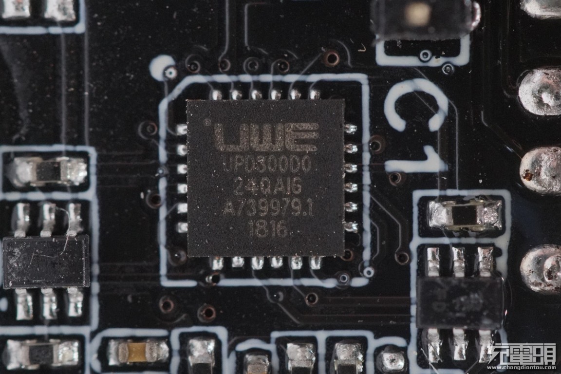 巨能移动电源拆解,绿巨能移动电源评测