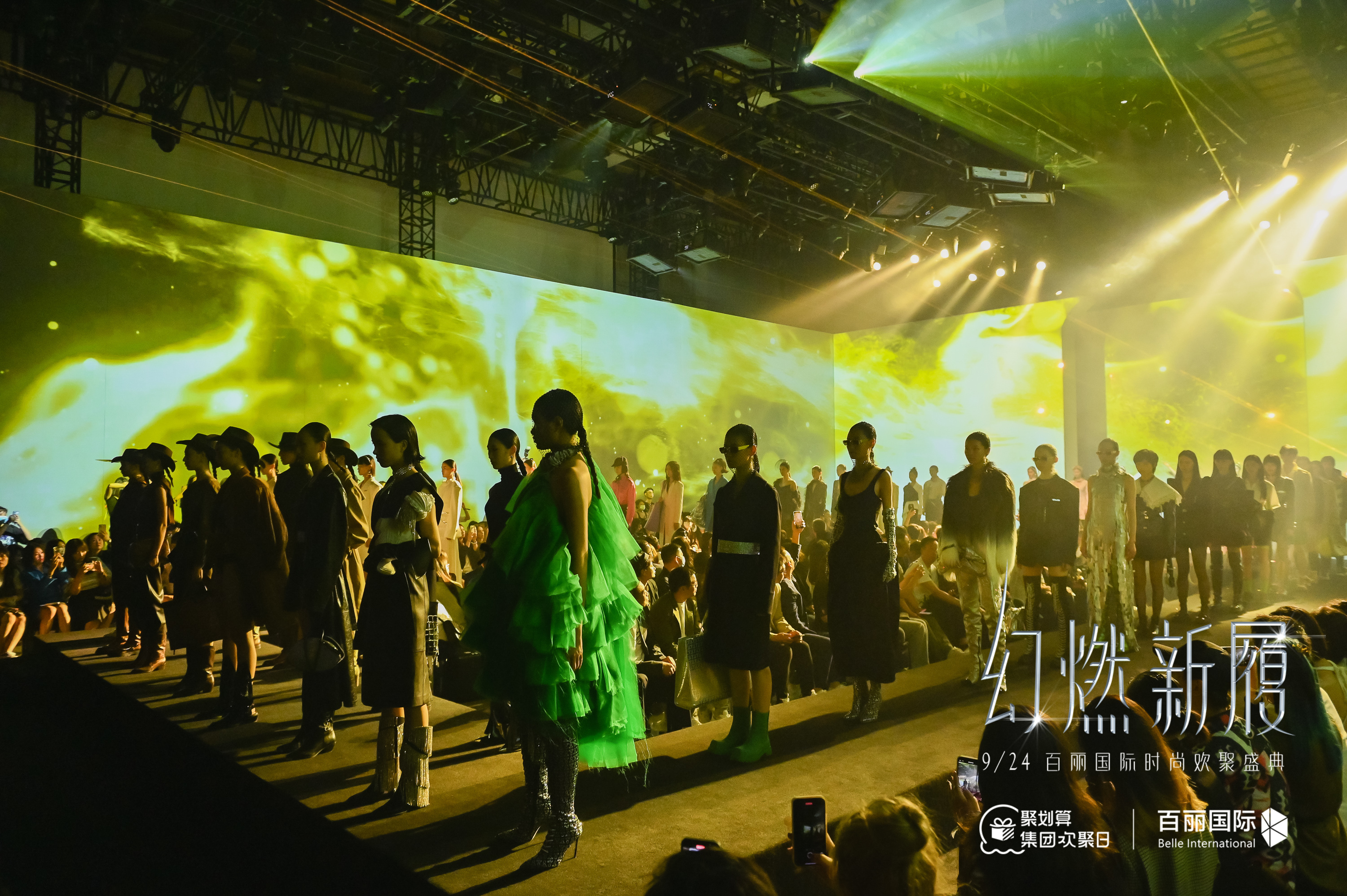 群星亮相盛典,群星亮相时尚红毯